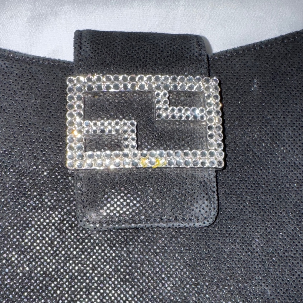 Chic Black Shoulder Bag with Embellished Clasp - Picture 2 of 7